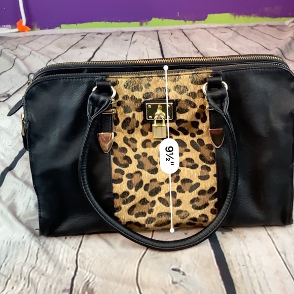 Cheetah Print Design Shoulder Bag with Locket - Picture 5 of 8